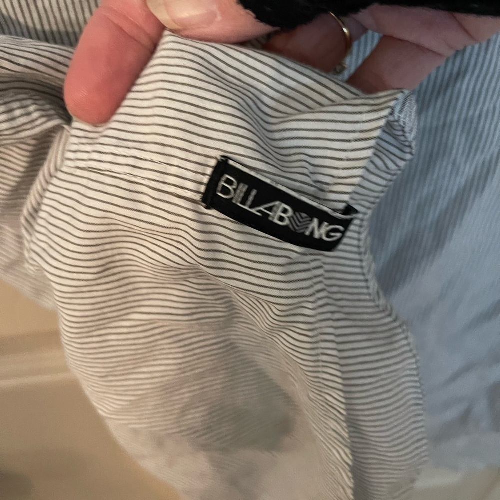 Billabong men’s striped short sleeve button down with pockets.​ - Picture 3 of 7